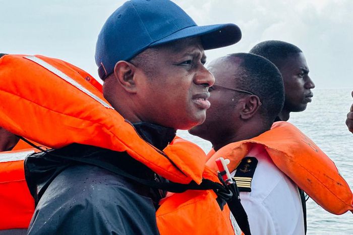 Antoine Diome sur les lieux du naufrage à Ouakam