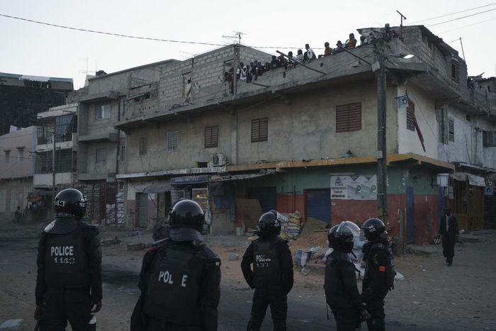 Des policiers anti-émeutes dans les rues de Dakar ce 3 juin 2023 AP Photo-Leo CorreaDAKAR
