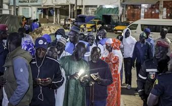 Des électeurs ont fait la queue tôt ce matin, patientant ici à Dakar avant l'ouverture d'un des bureaux de vote de la capitale.