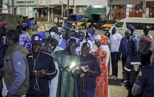Des électeurs ont fait la queue tôt ce matin, patientant ici à Dakar avant l'ouverture d'un des bureaux de vote de la capitale.
