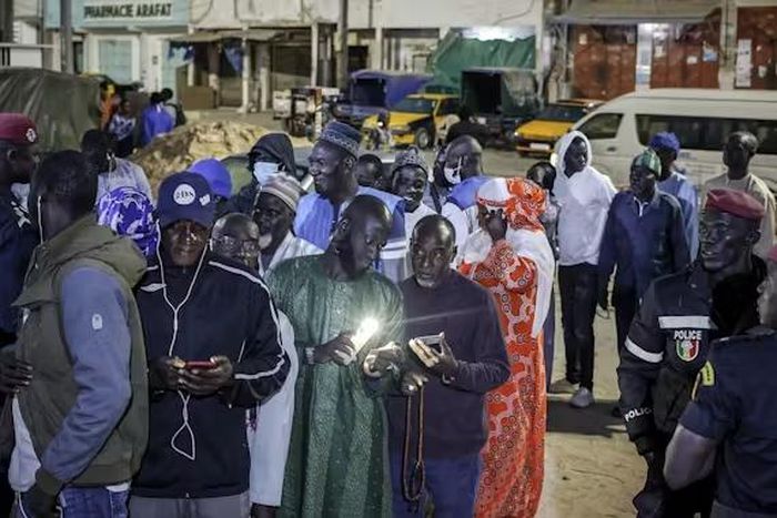 Des électeurs ont fait la queue tôt ce matin, patientant ici à Dakar avant l'ouverture d'un des bureaux de vote de la capitale.