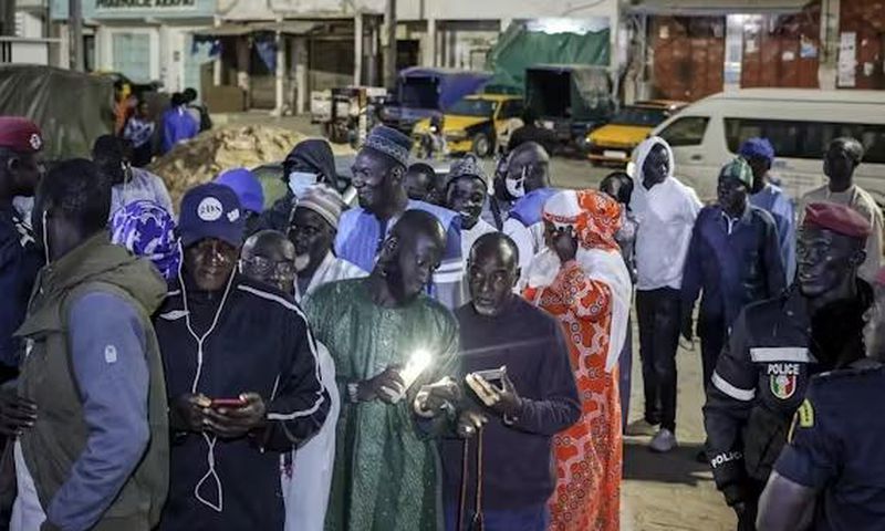 Des électeurs ont fait la queue tôt ce matin, patientant ici à Dakar avant l'ouverture d'un des bureaux de vote de la capitale.