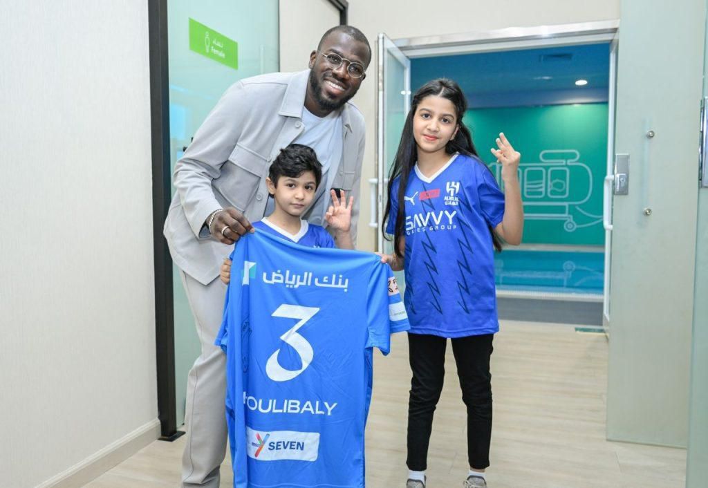 Kalidou Koulibaly à la rencontre d’enfants handicapés à Riyadh
