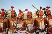 La danse nuptiale des Wodaabe [Medium]