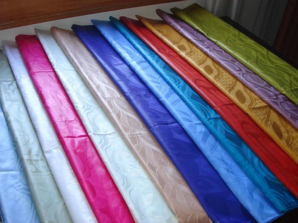Du tissu est offert en guise de 'Sukërou Koor'