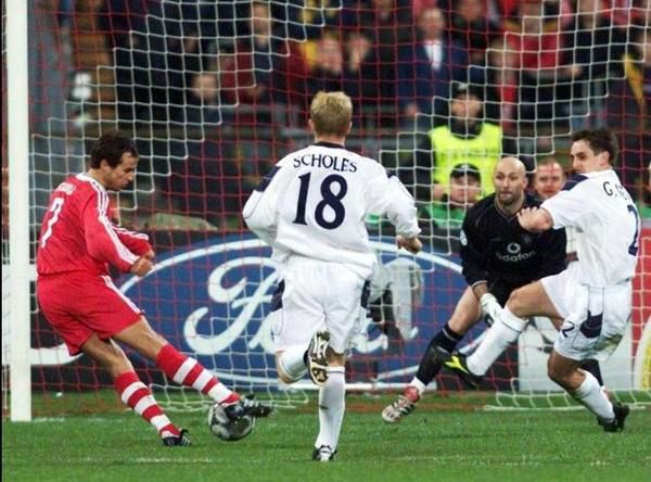 mehmet-scholl--paul-scholes--gary-neville-et-fabien-barthez-dans-les-tirs-de-buts-de-la-finale-de-la-ligue-des-champions-de-2005