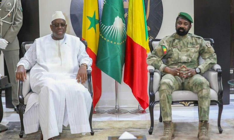 Macky Sall à gauche, Assim Goïta à droite