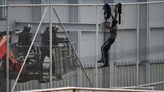 Un migrant tente de passer la frontière, à Ceuta, le 13 avril 2021 Crédit  Antonio SempereLagencia