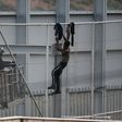 Un migrant tente de passer la frontière, à Ceuta, le 13 avril 2021 Crédit  Antonio SempereLagencia