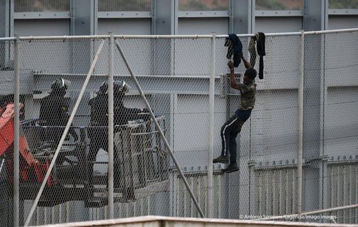 Un migrant tente de passer la frontière, à Ceuta, le 13 avril 2021 Crédit  Antonio SempereLagencia