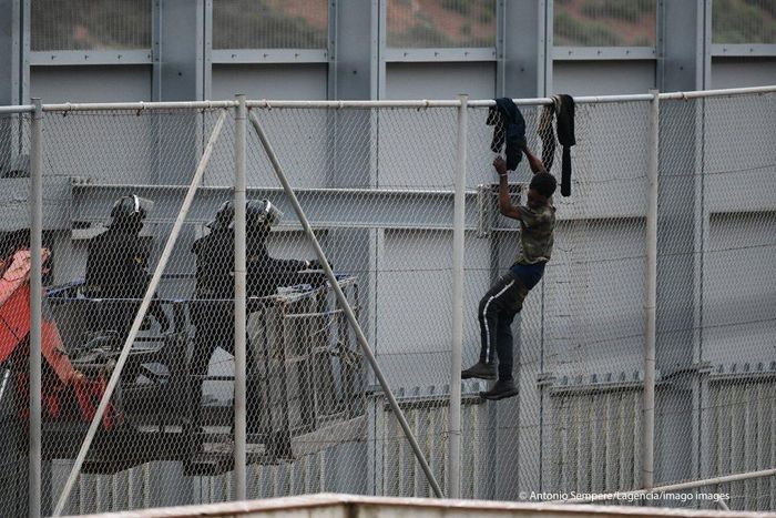 Un migrant tente de passer la frontière, à Ceuta, le 13 avril 2021 Crédit  Antonio SempereLagencia