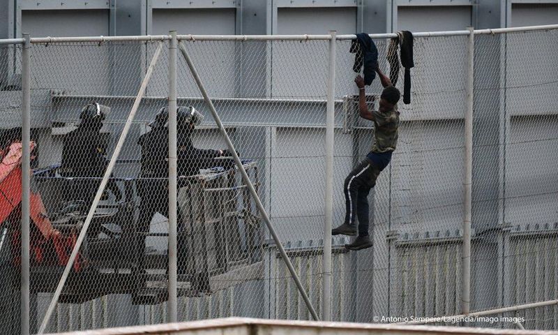 Un migrant tente de passer la frontière, à Ceuta, le 13 avril 2021 Crédit  Antonio SempereLagencia