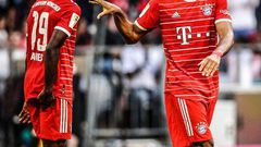 Choupo-Mouting célébrant son but avec son coéquipier du Bayern Munich, Davies.