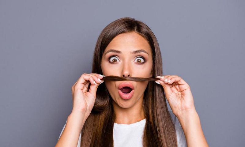 moustache femme