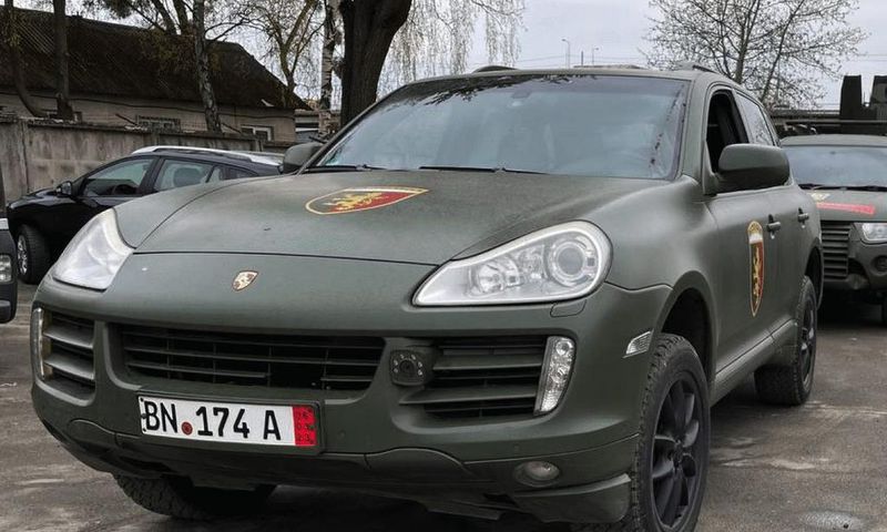 A Porsche Cayenne  retrofitted by Car4UkraineCar4Ukraine