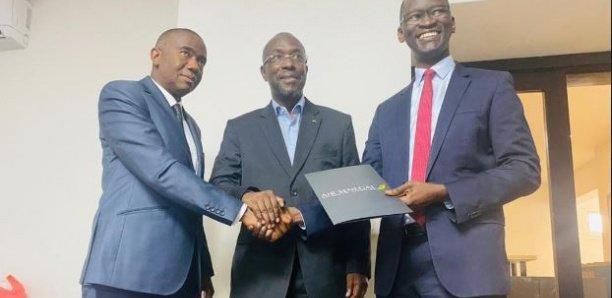 Le nouveau DG d'Air Sénégal Alioune Badara Fall reçoit les clés de la boîte des mains de l'ancien dirigeant Ibrahima Kane