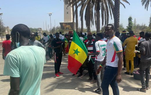 La place de la nation assiégée par des manifestants venus soutenir la coalition Yewwi Askan Wi, le 8 juin 2022 à Dakar