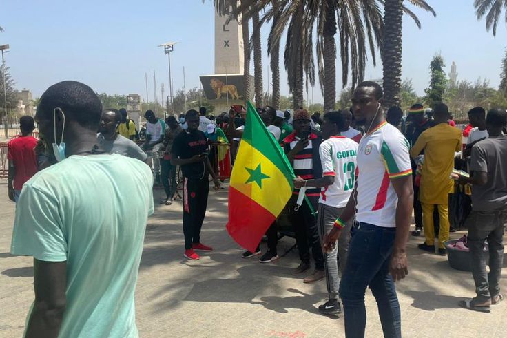 La place de la nation assiégée par des manifestants venus soutenir la coalition Yewwi Askan Wi, le 8 juin 2022 à Dakar