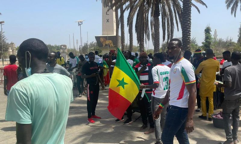 La place de la nation assiégée par des manifestants venus soutenir la coalition Yewwi Askan Wi, le 8 juin 2022 à Dakar