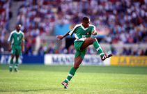 Sunday Oliseh marque de loin face à l'Espagne lors de la Coupe du monde 1998 (IMAGO/Norbert Schmidt).