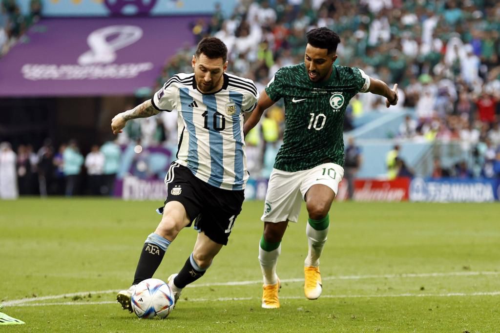 Lionel Messi ( gauche) et Salem Al-Dawsari (droite), le 22 novembre 2022.