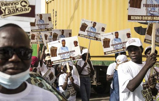 Des partisans du président sénégalais Macky Sall et de sa coalition Benno Bokk Yakaar, le 29 juillet à Dakar (JOHN WESSELS / AFP)