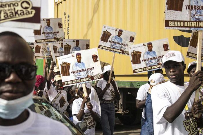Des partisans du président sénégalais Macky Sall et de sa coalition Benno Bokk Yakaar, le 29 juillet à Dakar (JOHN WESSELS / AFP)