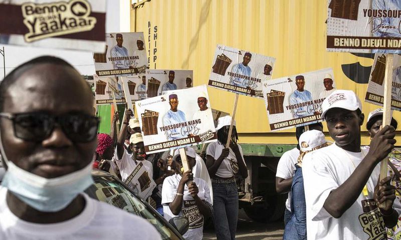 Des partisans du président sénégalais Macky Sall et de sa coalition Benno Bokk Yakaar, le 29 juillet à Dakar (JOHN WESSELS / AFP)