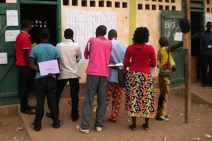 Des électeurs angolais