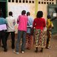 Des électeurs angolais