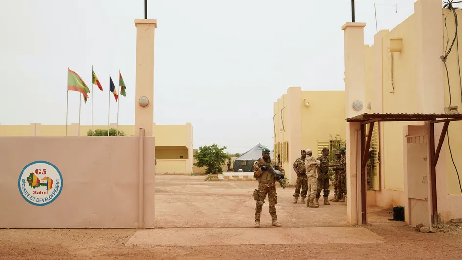 Un soldat malien se tient devant le camp de Sévaré, le 30 mai 2018