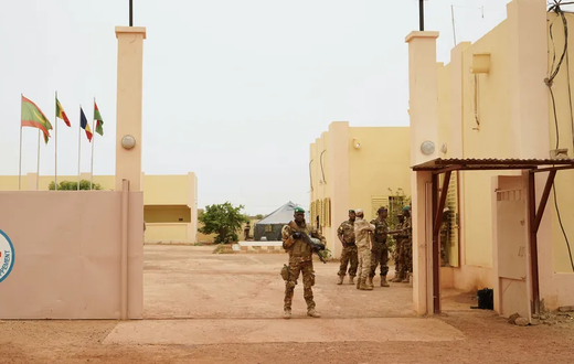 Un soldat malien se tient devant le camp de Sévaré, le 30 mai 2018