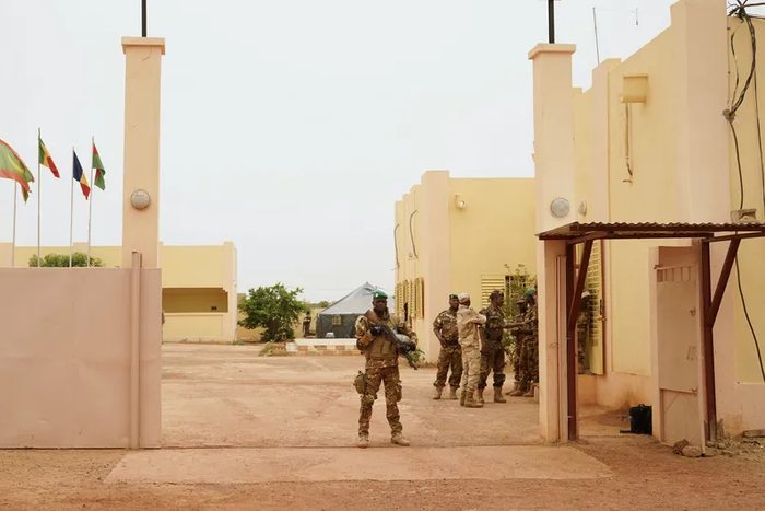 Un soldat malien se tient devant le camp de Sévaré, le 30 mai 2018