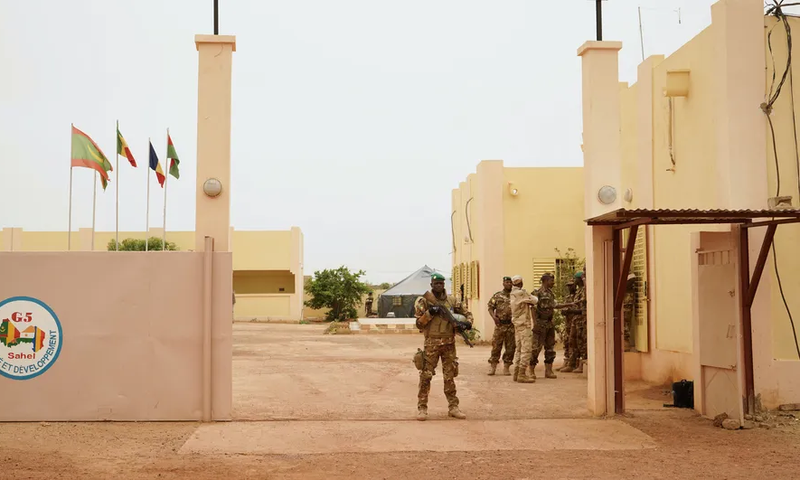Un soldat malien se tient devant le camp de Sévaré, le 30 mai 2018