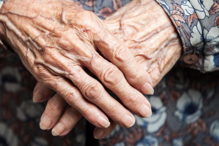 mains-rides-vieillesse-3