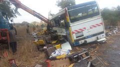 Les carcasses des bus entrés en collision à Kaffrine, au Sénégal, dimanche 8 janvier 2023