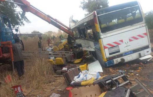 Les carcasses des bus entrés en collision à Kaffrine, au Sénégal, dimanche 8 janvier 2023