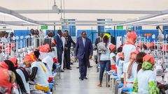 Le président Macky Sall visite une usine de textile