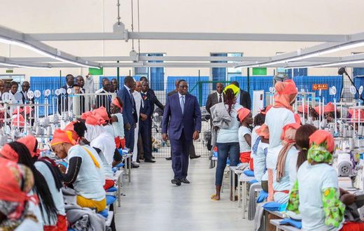Le président Macky Sall visite une usine de textile