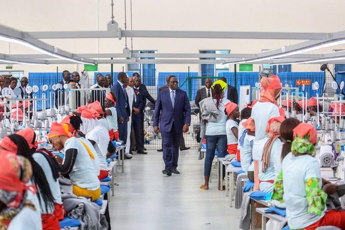 Le président Macky Sall visite une usine de textile