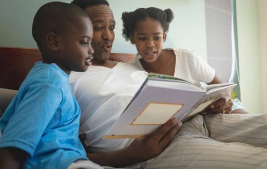 Reading bedtime stories can benefit children in many ways [Lowvelder]