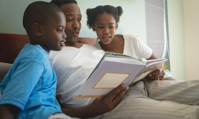 Reading bedtime stories can benefit children in many ways [Lowvelder]