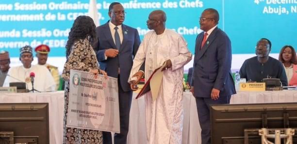 Oumar Pène reçoit sa distinction.