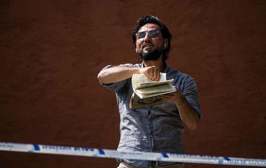 Salwan Momika proteste devant une mosquée de Stockholm le 28 juin 2023, pendant la fête de l'Aïd al-Adha. Momika, 37 ans, qui a fui l'Irak pour s'installer en Suède il y a plusieurs années, a été autorisé par la police suédoise à brûler le livre saint ...