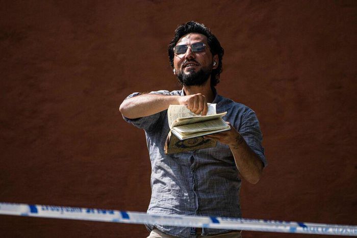 Salwan Momika proteste devant une mosquée de Stockholm le 28 juin 2023, pendant la fête de l'Aïd al-Adha. Momika, 37 ans, qui a fui l'Irak pour s'installer en Suède il y a plusieurs années, a été autorisé par la police suédoise à brûler le livre saint ...