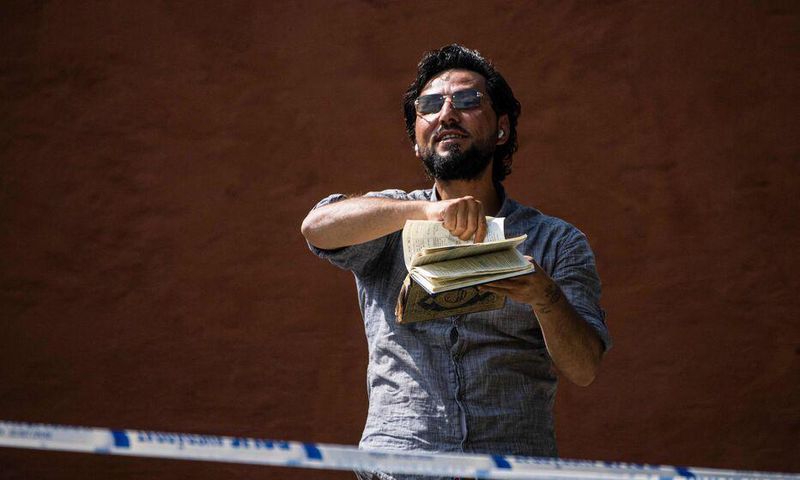 Salwan Momika proteste devant une mosquée de Stockholm le 28 juin 2023, pendant la fête de l'Aïd al-Adha. Momika, 37 ans, qui a fui l'Irak pour s'installer en Suède il y a plusieurs années, a été autorisé par la police suédoise à brûler le livre saint ...