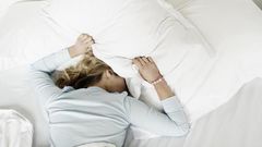 Les-5-maux-qui-vous-guettent-si-vous-dormez-sur-le-ventre