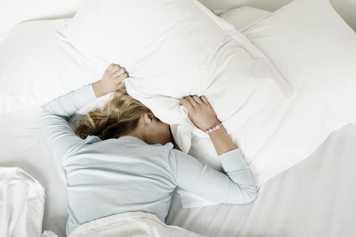 Les-5-maux-qui-vous-guettent-si-vous-dormez-sur-le-ventre