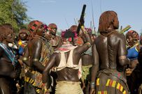 filles-excitees-saut-taureau-turmi-ethiopie-HD