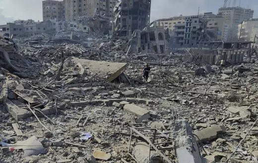 Des Palestiniens marchent dans les décombres des bâtiments détruits par les frappes aériennes israéliennes dans la ville de Gaza, mardi 10 octobre AP Hassan Eslaiah
